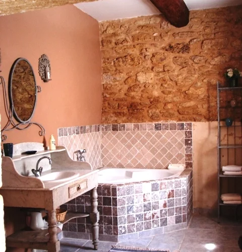 Une salle de bain traditionnelle, rafraîchissante et authentique.